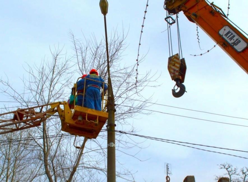 Попри постійні обстріли енергетики повернули світло 15,6 тисячам родин у Запорізькій області
