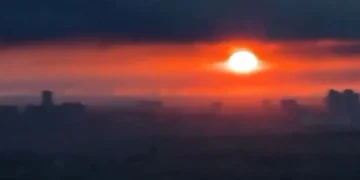 Світанок у чорних тонах: моторошні кадри затягнутого димом Києва після атаки РФ (відео)