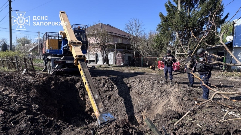 У Запоріжжі рятувальники вилучили залишки снаряду від РСЗВ, &ndash; ВІДЕО