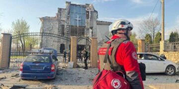 У Запоріжжі внаслідок авіаційної атаки кількість постраждалих зросла до трьох: перші фото з місця події