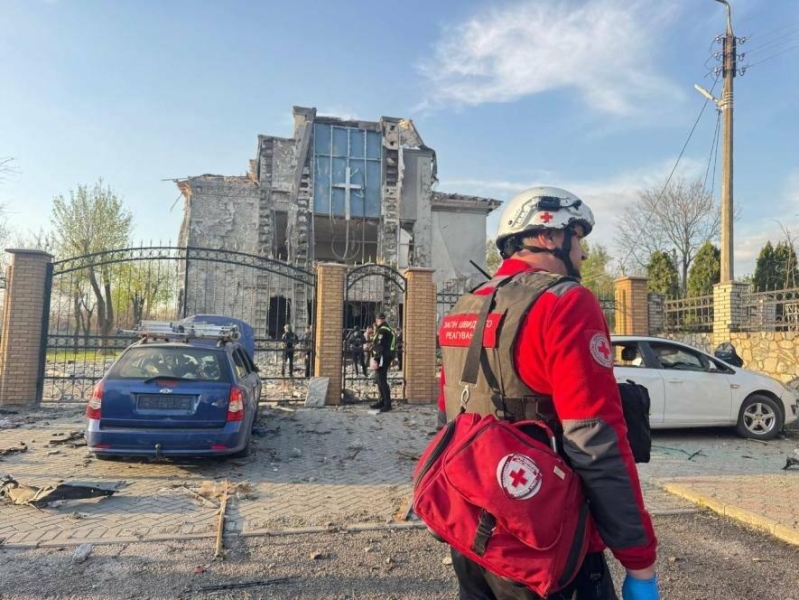 У Запоріжжі внаслідок авіаційної атаки кількість постраждалих зросла до трьох: перші фото з місця події