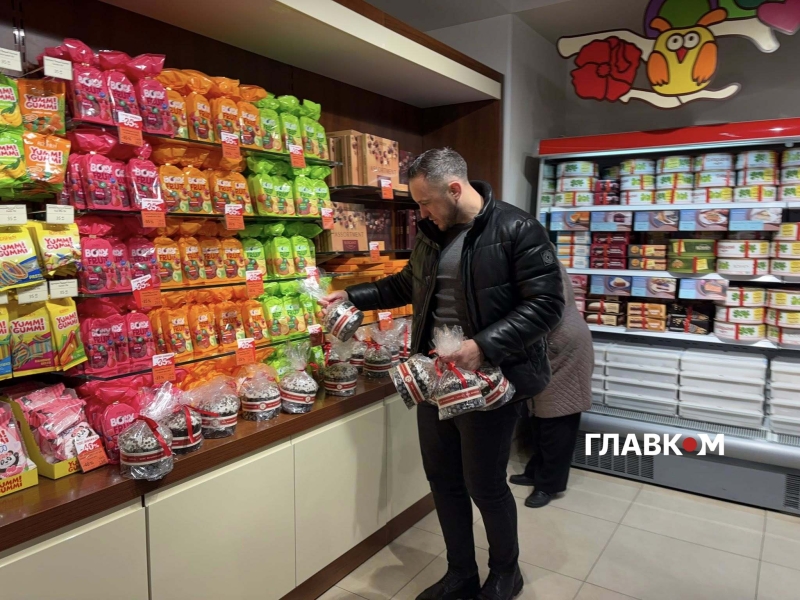 Паска від Порошенка за 300 грн. В магазинах Roshen почався щорічний ажіотаж (фоторепортаж)