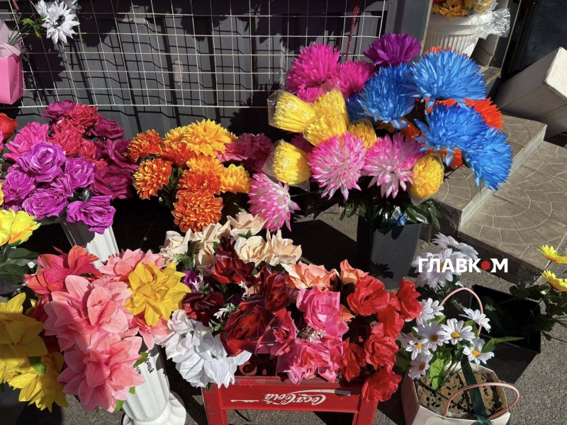Поминальні дні 2026. Скільки коштують пластикові та живі квіти у Києві (репортаж)