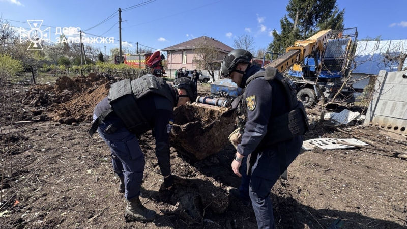 У Запоріжжі рятувальники вилучили залишки снаряду від РСЗВ, &ndash; ВІДЕО