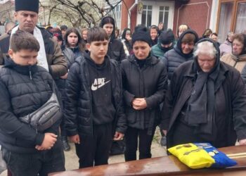 Нестерпний біль та гіркі сльози: в останню дорогу провели воїна з Тернопільщини (ФОТО)