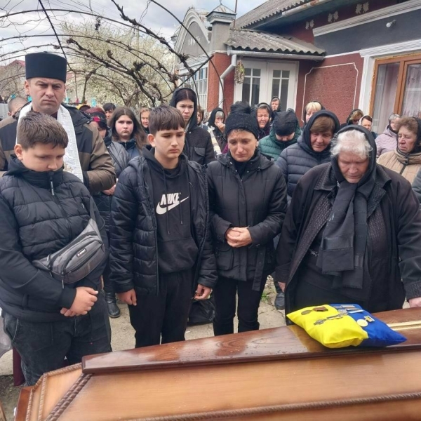 Нестерпний біль та гіркі сльози: в останню дорогу провели воїна з Тернопільщини (ФОТО)