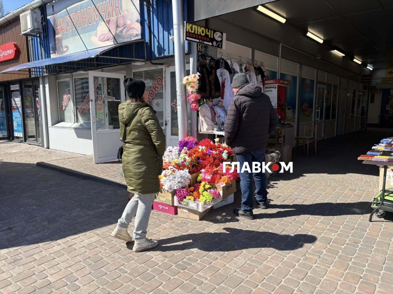 Поминальні дні 2026. Скільки коштують пластикові та живі квіти у Києві (репортаж)