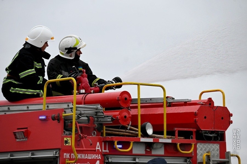 У Хмельницькому відбулися спільні пожежні навчання нацгвардійців і рятувальників