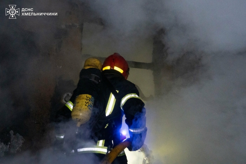 Нічна пожежа у Хмельницькому: рятувальники виявили тіло чоловіка