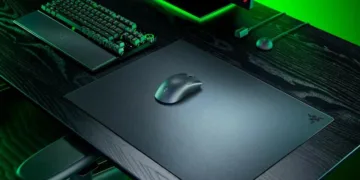 Razer представила Atlas Pro — ультратонкий килимок для миші з загартованого скла