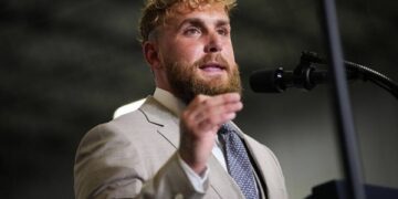 Екссуперник Джошуа розглядає можливість бою з Усиком