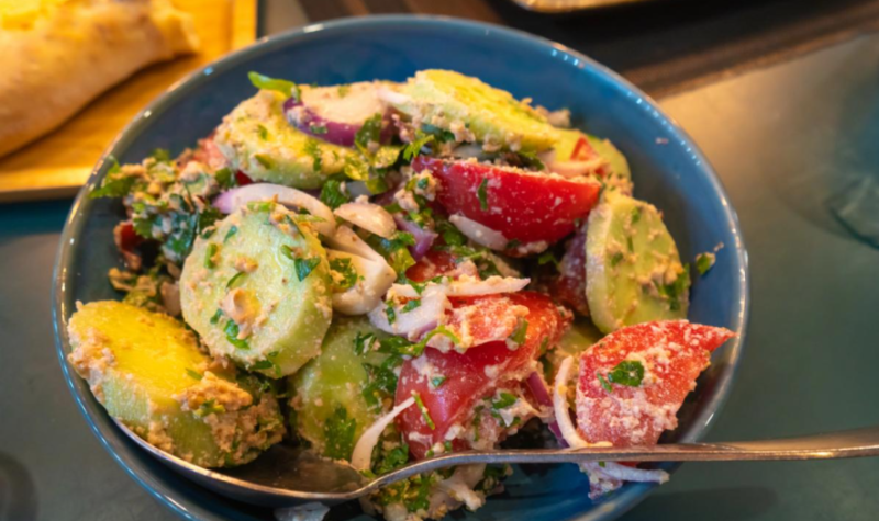 Смак Грузії на вашій кухні: простий рецепт овочевого салату