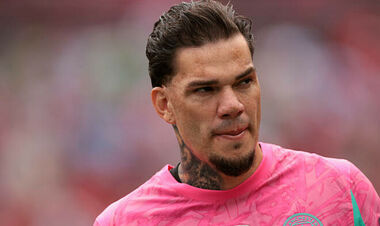 Колишній воротар Манчестер Сіті &laquo;пободався&raquo; з арбітром і вдарив монітор VAR