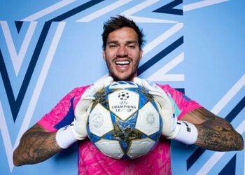 Колишній воротар Манчестер Сіті «пободався» з арбітром і вдарив монітор VAR