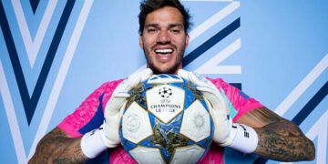 Колишній воротар Манчестер Сіті «пободався» з арбітром і вдарив монітор VAR