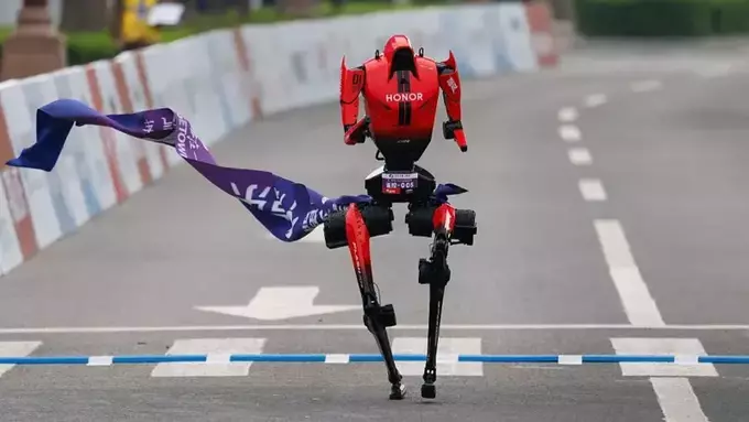 Розігнався і впав. Гуманоїдний робот побив рекорд людини у напівмарафоні