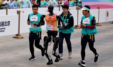 Розігнався і впав. Гуманоїдний робот побив рекорд людини у напівмарафоні