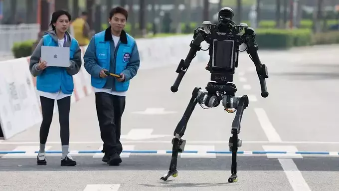 Розігнався і впав. Гуманоїдний робот побив рекорд людини у напівмарафоні