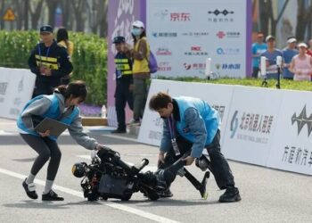 Розігнався і впав. Гуманоїдний робот побив рекорд людини у напівмарафоні