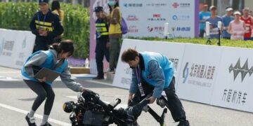 Розігнався і впав. Гуманоїдний робот побив рекорд людини у напівмарафоні