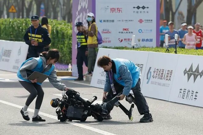 Розігнався і впав. Гуманоїдний робот побив рекорд людини у напівмарафоні