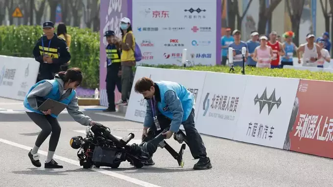 Розігнався і впав. Гуманоїдний робот побив рекорд людини у напівмарафоні