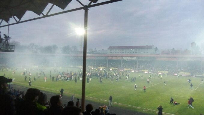 ВІДЕО. Де стюарди? Фанати заполонили поле після матчу Буковина &ndash; Динамо