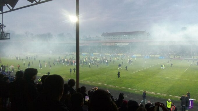ВІДЕО. Де стюарди? Фанати заполонили поле після матчу Буковина &ndash; Динамо