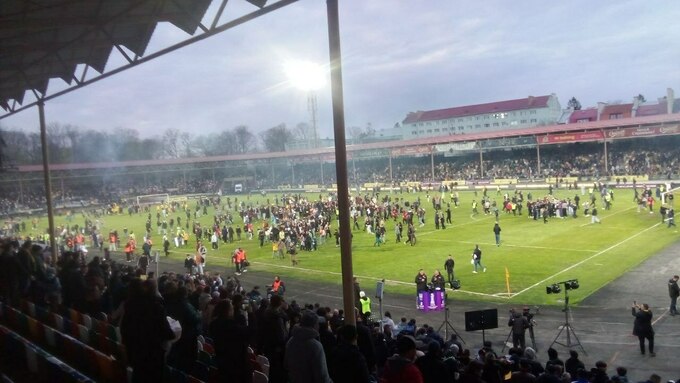 ВІДЕО. Де стюарди? Фанати заполонили поле після матчу Буковина &ndash; Динамо