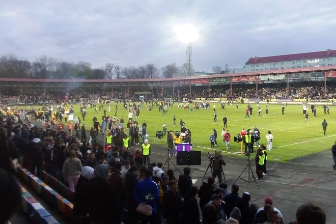 ВІДЕО. Де стюарди? Фанати заполонили поле після матчу Буковина &ndash; Динамо