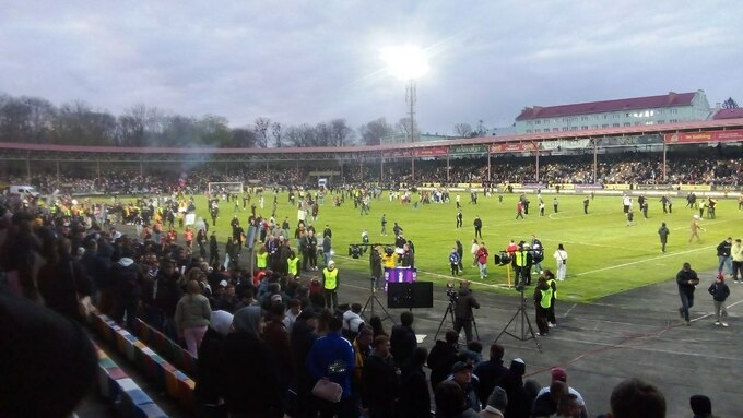 ВІДЕО. Де стюарди? Фанати заполонили поле після матчу Буковина &ndash; Динамо