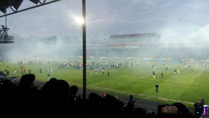 ВІДЕО. Де стюарди? Фанати заполонили поле після матчу Буковина &ndash; Динамо