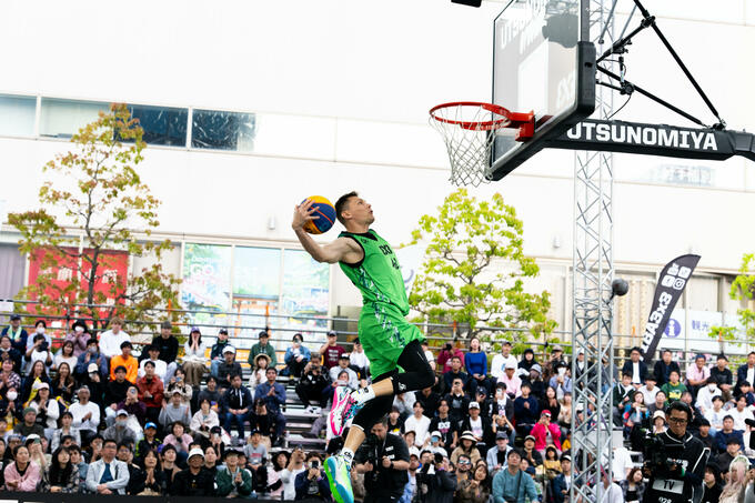 ВІДЕО. Легендарний український баскетболіст виграв дак-контест FIBA