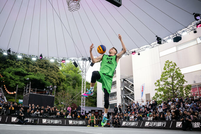 ВІДЕО. Легендарний український баскетболіст виграв дак-контест FIBA