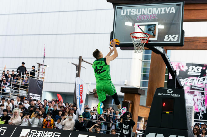 ВІДЕО. Легендарний український баскетболіст виграв дак-контест FIBA