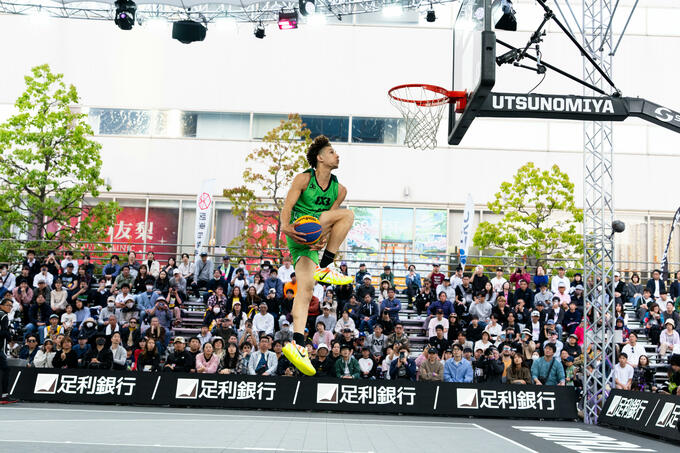 ВІДЕО. Легендарний український баскетболіст виграв дак-контест FIBA