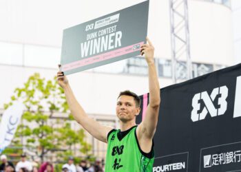 ВІДЕО. Легендарний український баскетболіст виграв дак-контест FIBA