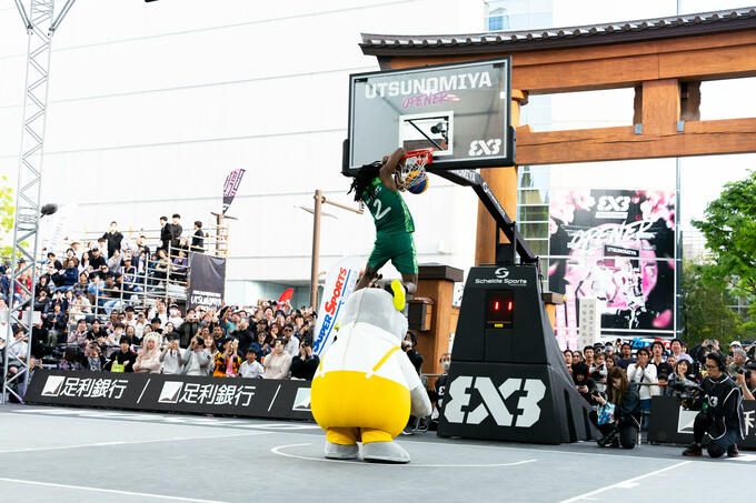 ВІДЕО. Легендарний український баскетболіст виграв дак-контест FIBA