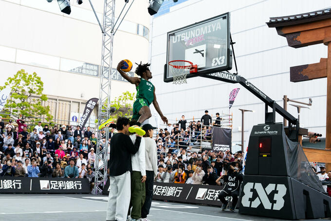 ВІДЕО. Легендарний український баскетболіст виграв дак-контест FIBA