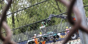 ВІДЕО. перша аварія сезону. Болід Астон Мартін влетів у стіну на швидкості