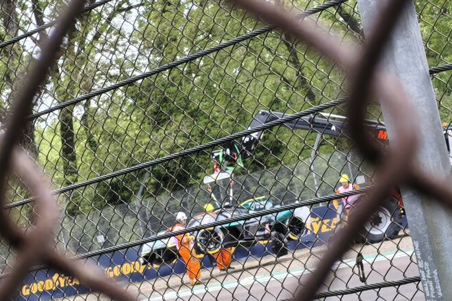 ВІДЕО. перша аварія сезону. Болід Астон Мартін влетів у стіну на швидкості