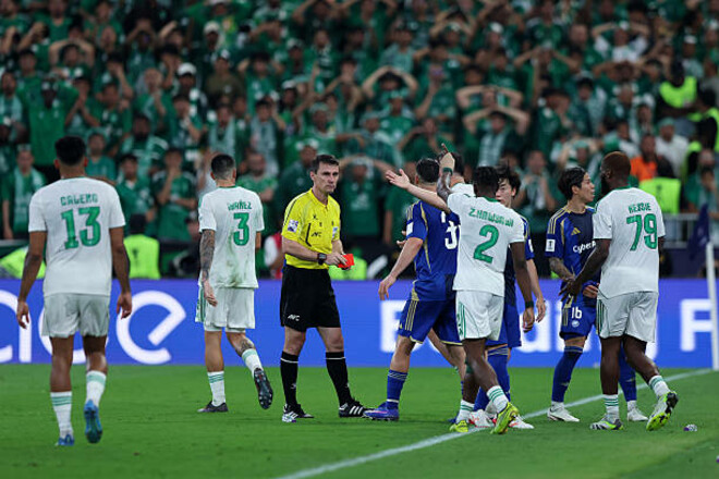 ВІДЕО. У стилі Зідана. Футболіст у фіналі вдарив головою суперника
