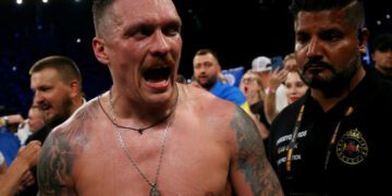 ВІДЕО. Усик показав силу свого удару перед боєм з Верховеном