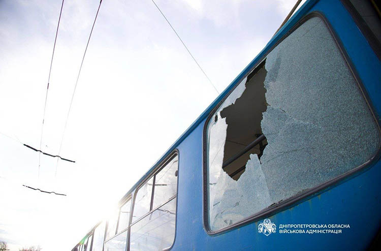 Внаслідок атаки на Дніпро пошкоджений тролейбус
