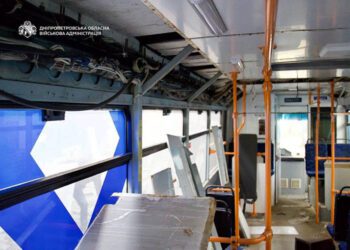 Внаслідок атаки на Дніпро пошкоджений тролейбус