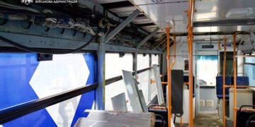 Внаслідок атаки на Дніпро пошкоджений тролейбус