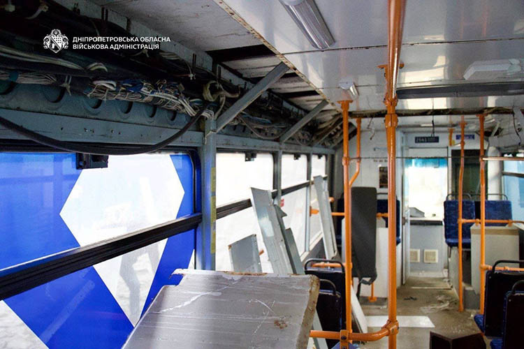 Внаслідок атаки на Дніпро пошкоджений тролейбус