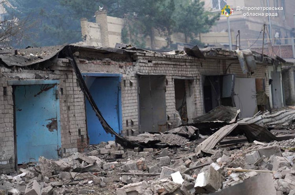 Жахливі наслідки нічного удару по Дніпру:  на місцях влучань працюють комунальники, правоохоронці та надзвичайники (ФОТО)