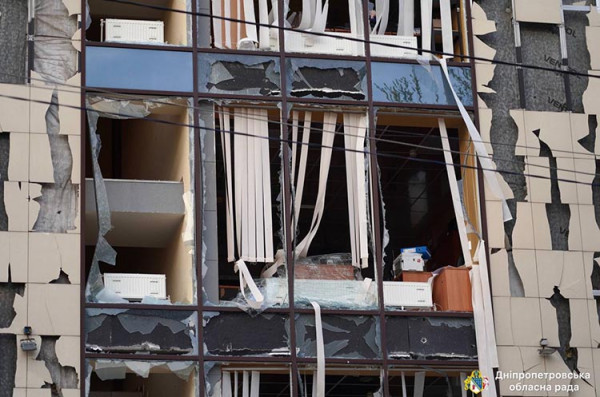 Жахливі наслідки нічного удару по Дніпру:  на місцях влучань працюють комунальники, правоохоронці та надзвичайники (ФОТО)