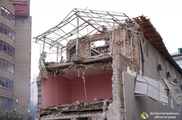 Жахливі наслідки нічного удару по Дніпру:  на місцях влучань працюють комунальники, правоохоронці та надзвичайники (ФОТО)